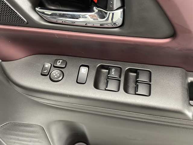 スズキ スペーシア カスタム HYBRID XS 宮崎県 2024(令6)年 0.4万km ピュアホワイトP 禁煙車/衝突被害軽減ブレーキ/純正9型ディスプレイオーディオナビTV/（Bluetooth/USB/HDMI/FMAM/フルセグTV)/純正LEDオートライト/純正LEDフォグ/純正15インチアルミ/純正エアロ/純正ルーフエンドスポイラー/両側電動スライドドア/アダプティブクルーズコントロール/レーンディパーチャーアラート/クリアランスソナー/ヘッドアップディスプレイ/エネチャージ/オートエアコン/前席シートヒーター/ステアリングヒーター/ハーフレザーシート/本革巻ハンドル/スマートキー/プッシュエンジンスタート/新車時保証書/取扱い説明書