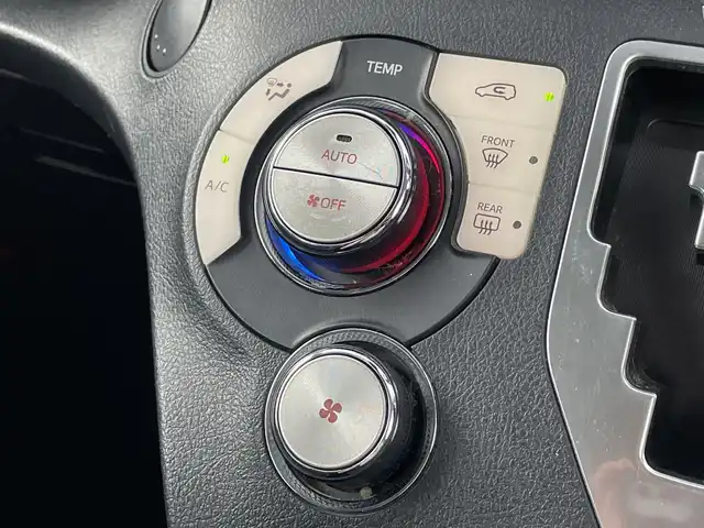 トヨタ シエンタ ハイブリッド G 愛知県 2016(平28)年 8.9万km ホワイトパールクリスタルシャイン オプション/衝突軽減ブレーキ/レーンキープアシスト/純正16インチアルミ/LEDヘッドライト/装備/純正7インチナビ/(フルセグTV/DVD再生/Bluetooth)/バックカメラ/ビルトインETC/両側パワースライドドア/アイドリングストップ/電動格納ミラー/純正ドアバイザー/ステアリングスイッチ/革巻きステアリング
