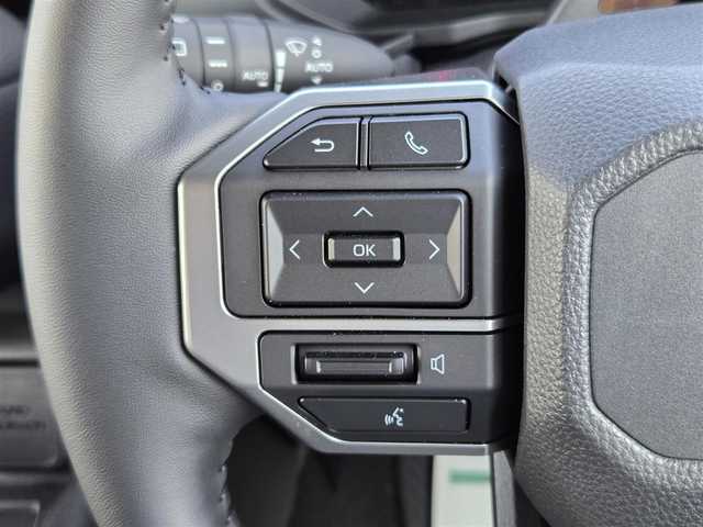 トヨタ ランドクルーザー ２５０ VX 鹿児島県 2025(令7)年 0.2万km ブラック ムーンルーフ　/ビルトインＥＴＣ２．０　/レーダークルーズコントロール　/パノラミックビューモニター　/トヨタチームメイト　/パワーバックドア　/デジタルインナーミラー　/Ｄ＋Ｎ席シートヒーター／エアシート/純正ディスプレイオーディオ/Bluetoothオーディオ/ステアリングヒーター/前後純正ドライブレコーダー/前後コーナーセンサー/レーンキープアシスト/横滑り防止装置/LEDヘッドライト/プッシュスタート/スマートキー/エアバッグ(W+サイド)