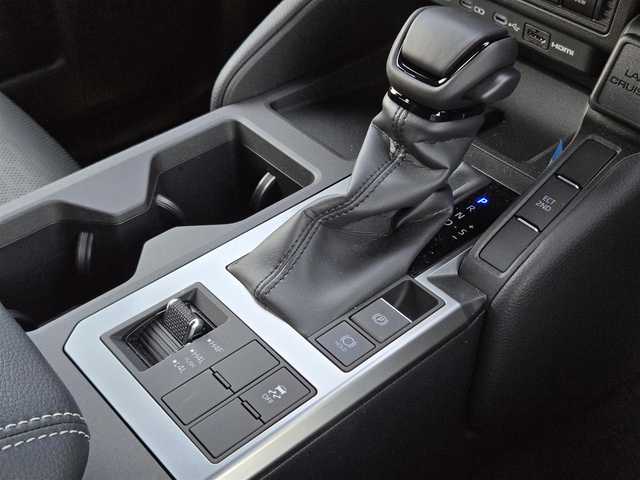 トヨタ ランドクルーザー ２５０ VX 鹿児島県 2025(令7)年 0.2万km ブラック ムーンルーフ　/ビルトインＥＴＣ２．０　/レーダークルーズコントロール　/パノラミックビューモニター　/トヨタチームメイト　/パワーバックドア　/デジタルインナーミラー　/Ｄ＋Ｎ席シートヒーター／エアシート/純正ディスプレイオーディオ/Bluetoothオーディオ/ステアリングヒーター/前後純正ドライブレコーダー/前後コーナーセンサー/レーンキープアシスト/横滑り防止装置/LEDヘッドライト/プッシュスタート/スマートキー/エアバッグ(W+サイド)
