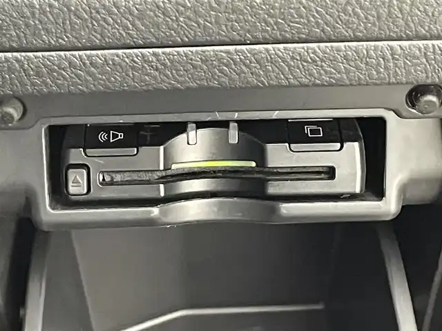 トヨタ ヴェルファイア 2．4Z ゴールデンアイズⅡ 滋賀県 2014(平26)年 8.9万km ホワイトパールクリスタルシャイン 純正ナビ/【CD.DVD.Bluetooth.フルセグTV】/バックカメラ/サンルーフ/フリップダウンモニター/ハーフレザーシート/クリアランスソナー/クルーズコントロール/オートライト/HIDヘッドライト/前後ドライブレコーダー/ETC/両側電動スライドドア/電動リアゲート/AC100V/オットマン/ステアリングスイッチ/スマートキー
