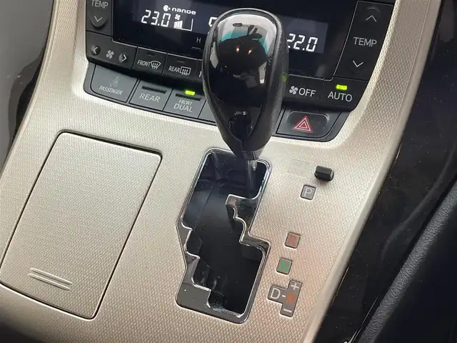 トヨタ ヴェルファイア 2．4Z ゴールデンアイズⅡ 滋賀県 2014(平26)年 8.9万km ホワイトパールクリスタルシャイン 純正ナビ/【CD.DVD.Bluetooth.フルセグTV】/バックカメラ/サンルーフ/フリップダウンモニター/ハーフレザーシート/クリアランスソナー/クルーズコントロール/オートライト/HIDヘッドライト/前後ドライブレコーダー/ETC/両側電動スライドドア/電動リアゲート/AC100V/オットマン/ステアリングスイッチ/スマートキー