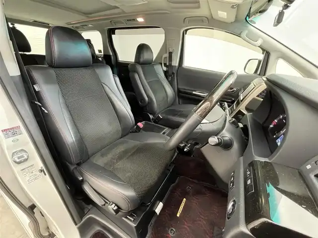 トヨタ ヴェルファイア 2．4Z ゴールデンアイズⅡ 滋賀県 2014(平26)年 8.9万km ホワイトパールクリスタルシャイン 純正ナビ/【CD.DVD.Bluetooth.フルセグTV】/バックカメラ/サンルーフ/フリップダウンモニター/ハーフレザーシート/クリアランスソナー/クルーズコントロール/オートライト/HIDヘッドライト/前後ドライブレコーダー/ETC/両側電動スライドドア/電動リアゲート/AC100V/オットマン/ステアリングスイッチ/スマートキー