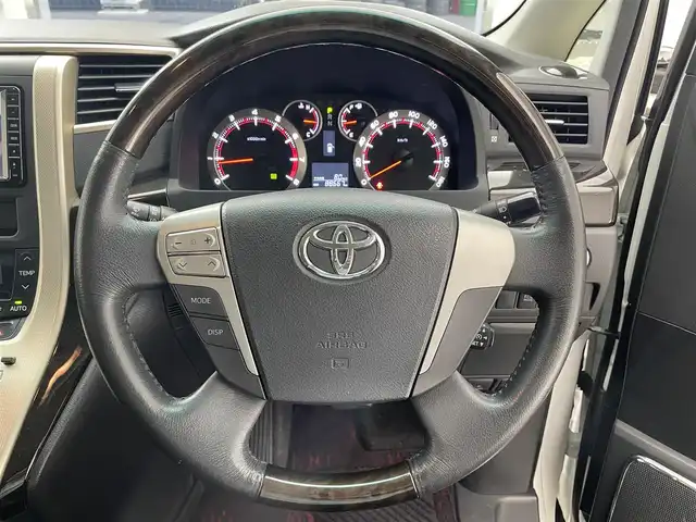 トヨタ ヴェルファイア 2．4Z ゴールデンアイズⅡ 滋賀県 2014(平26)年 8.9万km ホワイトパールクリスタルシャイン 純正ナビ/【CD.DVD.Bluetooth.フルセグTV】/バックカメラ/サンルーフ/フリップダウンモニター/ハーフレザーシート/クリアランスソナー/クルーズコントロール/オートライト/HIDヘッドライト/前後ドライブレコーダー/ETC/両側電動スライドドア/電動リアゲート/AC100V/オットマン/ステアリングスイッチ/スマートキー