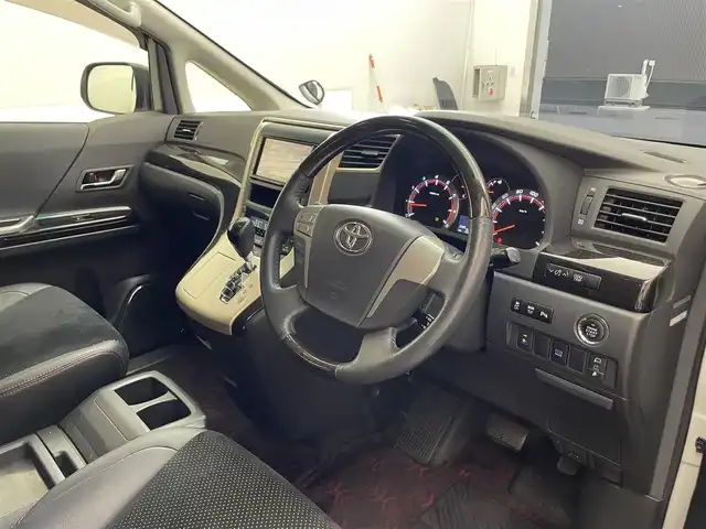 トヨタ ヴェルファイア 2．4Z ゴールデンアイズⅡ 滋賀県 2014(平26)年 8.9万km ホワイトパールクリスタルシャイン 純正ナビ/【CD.DVD.Bluetooth.フルセグTV】/バックカメラ/サンルーフ/フリップダウンモニター/ハーフレザーシート/クリアランスソナー/クルーズコントロール/オートライト/HIDヘッドライト/前後ドライブレコーダー/ETC/両側電動スライドドア/電動リアゲート/AC100V/オットマン/ステアリングスイッチ/スマートキー