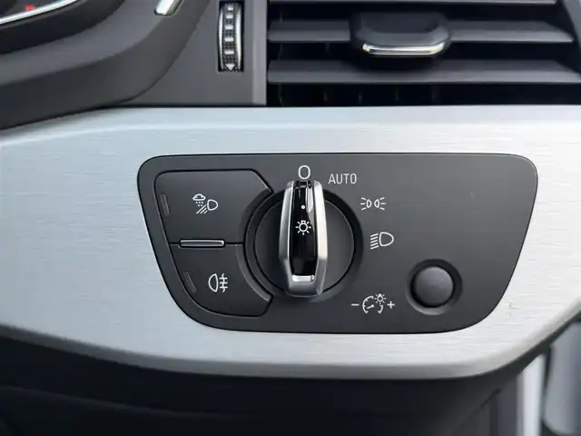 アウディ Ａ５ SB2．0TFSI Q スポーツ 愛知県 2017(平29)年 2万km グレイシアホワイトメタリック /正規ディーラー車//禁煙車//7速Sトロニック//Sラインパッケージ//マトリクスLED//バーチャルコックピット//MMIナビ//フルセグ/BT/CD/DVD/MSV/SD/USB/AUX//バックカメラ//ETC2.0//前後ドライブレコーダー//ハーフレザーシート//パワーシート//ランバーサポート//シートヒーター//電動リアゲート//アウディプレセンス//アクティブレーンアシスト//渋滞アシスト//レーダークルーズコントロール//パーキングエイド//エフィシエンシアシスト//アウディドライブセレクト//Efficiency/Comfort/Dynamic/Individual//ESC//パドルシフト//MTモード付きAT//純正18インチアルミホイール//スピードリミッター//アイドリングストップ//シーケンシャルウィンカー//ハイビームアシスト//リアフォグランプ//デイライムランニングライト//オールウェザーライト//カミング・リービングホームライト//プッシュスタート//スペアスマートキー//革巻きステアリング//ステアリングリモコン//チルト＆テレスコピックステアリング//純正フロアマット//トノカバー//レインセンサー//オートリトラクタブルウィンカーミラー//保証書/取扱説明書//D記録簿H30.R1.5.6