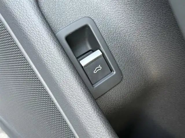 アウディ Ａ５ SB2．0TFSI Q スポーツ 愛知県 2017(平29)年 2万km グレイシアホワイトメタリック /正規ディーラー車//禁煙車//7速Sトロニック//Sラインパッケージ//マトリクスLED//バーチャルコックピット//MMIナビ//フルセグ/BT/CD/DVD/MSV/SD/USB/AUX//バックカメラ//ETC2.0//前後ドライブレコーダー//ハーフレザーシート//パワーシート//ランバーサポート//シートヒーター//電動リアゲート//アウディプレセンス//アクティブレーンアシスト//渋滞アシスト//レーダークルーズコントロール//パーキングエイド//エフィシエンシアシスト//アウディドライブセレクト//Efficiency/Comfort/Dynamic/Individual//ESC//パドルシフト//MTモード付きAT//純正18インチアルミホイール//スピードリミッター//アイドリングストップ//シーケンシャルウィンカー//ハイビームアシスト//リアフォグランプ//デイライムランニングライト//オールウェザーライト//カミング・リービングホームライト//プッシュスタート//スペアスマートキー//革巻きステアリング//ステアリングリモコン//チルト＆テレスコピックステアリング//純正フロアマット//トノカバー//レインセンサー//オートリトラクタブルウィンカーミラー//保証書/取扱説明書//D記録簿H30.R1.5.6