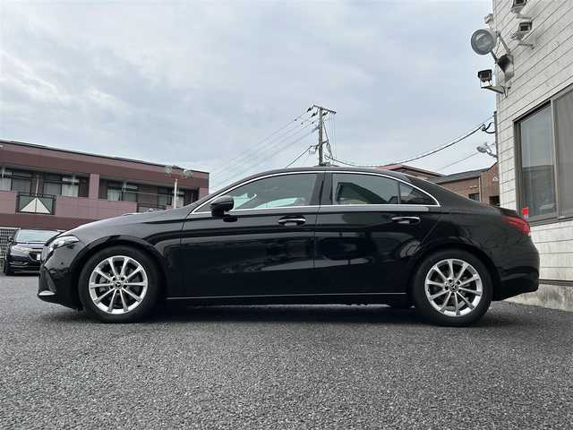 メルセデス・ベンツ Ｍ・ベンツ Ａ２００ｄ セダン 福岡県 2022(令4)年 2.3万km コスモスブラック レザーエクスクルーシブパッケージ/・黒色レザーシート/・シートメモリ付きパワーシート（D/N）/・シートヒーター（D/N）/・電動ランバーサポート（D/N）/純正10インチHDDナビ/　(AM/FM/USB/Bluetooth)/バックカメラ/レーダーセーフティーパッケージ/・道路標識アシスト/・アテンションアシスト/・ブラインドスポットアシスト/・アクティブレーンキープアシスト/・レーンチェンジアシスト/・アクティブブレーキアシスト/・アクティブパーキングアシスト/・アクティブステアリング/LEDリアコンビネーションランプ/オートライト/クルーズコントロール/コーナーセンサー/クリアランスソナー/アイドリングストップ/純正17インチアルミホイール/Yupiteru前後ドライブレコーダー【SN-TW91di】/ロケイターライティング/パドルシフト/アンビエントライト/純正フロアマット/プッシュスタート/電源ソケット×1/盗難防止装置/USB-C端子×2/スペアキー×1/保証書/取扱説明書