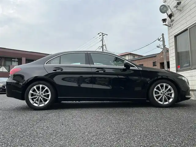 メルセデス・ベンツ Ｍ・ベンツ Ａ２００ｄ セダン 福岡県 2022(令4)年 2.3万km コスモスブラック レザーエクスクルーシブパッケージ/・黒色レザーシート/・シートメモリ付きパワーシート（D/N）/・シートヒーター（D/N）/・電動ランバーサポート（D/N）/純正10インチHDDナビ/　(AM/FM/USB/Bluetooth)/バックカメラ/レーダーセーフティーパッケージ/・道路標識アシスト/・アテンションアシスト/・ブラインドスポットアシスト/・アクティブレーンキープアシスト/・レーンチェンジアシスト/・アクティブブレーキアシスト/・アクティブパーキングアシスト/・アクティブステアリング/LEDリアコンビネーションランプ/オートライト/クルーズコントロール/コーナーセンサー/クリアランスソナー/アイドリングストップ/純正17インチアルミホイール/Yupiteru前後ドライブレコーダー【SN-TW91di】/ロケイターライティング/パドルシフト/アンビエントライト/純正フロアマット/プッシュスタート/電源ソケット×1/盗難防止装置/USB-C端子×2/スペアキー×1/保証書/取扱説明書