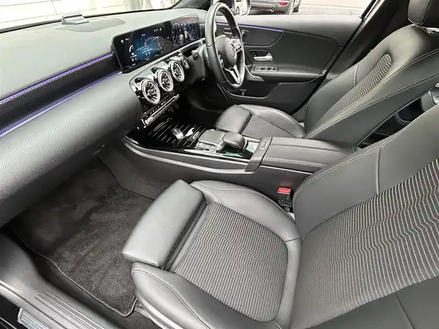 メルセデス・ベンツ Ｍ・ベンツ Ａ２００ｄ セダン 福岡県 2022(令4)年 2.3万km コスモスブラック レザーエクスクルーシブパッケージ/・黒色レザーシート/・シートメモリ付きパワーシート（D/N）/・シートヒーター（D/N）/・電動ランバーサポート（D/N）/純正10インチHDDナビ/　(AM/FM/USB/Bluetooth)/バックカメラ/レーダーセーフティーパッケージ/・道路標識アシスト/・アテンションアシスト/・ブラインドスポットアシスト/・アクティブレーンキープアシスト/・レーンチェンジアシスト/・アクティブブレーキアシスト/・アクティブパーキングアシスト/・アクティブステアリング/LEDリアコンビネーションランプ/オートライト/クルーズコントロール/コーナーセンサー/クリアランスソナー/アイドリングストップ/純正17インチアルミホイール/Yupiteru前後ドライブレコーダー【SN-TW91di】/ロケイターライティング/パドルシフト/アンビエントライト/純正フロアマット/プッシュスタート/電源ソケット×1/盗難防止装置/USB-C端子×2/スペアキー×1/保証書/取扱説明書