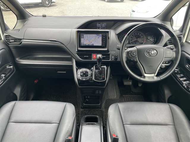 トヨタ エスクァイア Gi 埼玉県 2018(平30)年 5万km ホワイトパールクリスタルシャイン レザーシート/前席シートヒーター/純正ＳＤナビ＆フルセグＴＶ/（ＤＶＤ＆ＣＤ＆ＭＳＶ＆ＢＴ）/バックカメラ/ビルトインＥＴＣ（２．０）/ドライブレコーダー/Ｔｏｙｏｔａ　Ｓａｆｅｔｙ　Ｓｅｎｓｅ　Ｃ/・プリクラッシュセーフティシステム/・レーンディパーチャーアラート/・オートマチックハイビーム/・先行車発進告知機能/クルーズコントロール/ウッドコンビステアリング/ステアリングリモコン/アイドリングストップ/両側パワースライドドア/ＴＲＤフロントグリル/純正１５inアルミホイール/オートライト/ＬＥＤライト/フォグランプ/オート電動格納ミラー/スマートキー/プッシュスタート/Ｗ＆ニーエアバッグ/横滑り防止機能/ＡＢＳ/ドアバイザー/フロアマット/新車保証書/取扱説明書（車両＆ナビ）/スマートスペアキー有