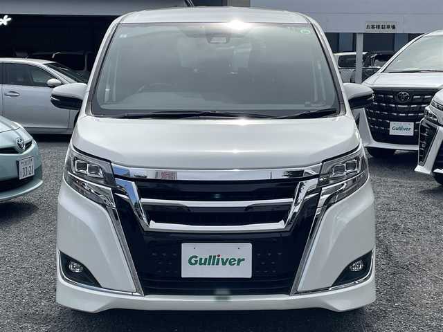 トヨタ エスクァイア Gi 埼玉県 2018(平30)年 5万km ホワイトパールクリスタルシャイン レザーシート/前席シートヒーター/純正ＳＤナビ＆フルセグＴＶ/（ＤＶＤ＆ＣＤ＆ＭＳＶ＆ＢＴ）/バックカメラ/ビルトインＥＴＣ（２．０）/ドライブレコーダー/Ｔｏｙｏｔａ　Ｓａｆｅｔｙ　Ｓｅｎｓｅ　Ｃ/・プリクラッシュセーフティシステム/・レーンディパーチャーアラート/・オートマチックハイビーム/・先行車発進告知機能/クルーズコントロール/ウッドコンビステアリング/ステアリングリモコン/アイドリングストップ/両側パワースライドドア/ＴＲＤフロントグリル/純正１５inアルミホイール/オートライト/ＬＥＤライト/フォグランプ/オート電動格納ミラー/スマートキー/プッシュスタート/Ｗ＆ニーエアバッグ/横滑り防止機能/ＡＢＳ/ドアバイザー/フロアマット/新車保証書/取扱説明書（車両＆ナビ）/スマートスペアキー有