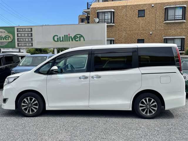 トヨタ エスクァイア Gi 埼玉県 2018(平30)年 5万km ホワイトパールクリスタルシャイン レザーシート/前席シートヒーター/純正ＳＤナビ＆フルセグＴＶ/（ＤＶＤ＆ＣＤ＆ＭＳＶ＆ＢＴ）/バックカメラ/ビルトインＥＴＣ（２．０）/ドライブレコーダー/Ｔｏｙｏｔａ　Ｓａｆｅｔｙ　Ｓｅｎｓｅ　Ｃ/・プリクラッシュセーフティシステム/・レーンディパーチャーアラート/・オートマチックハイビーム/・先行車発進告知機能/クルーズコントロール/ウッドコンビステアリング/ステアリングリモコン/アイドリングストップ/両側パワースライドドア/ＴＲＤフロントグリル/純正１５inアルミホイール/オートライト/ＬＥＤライト/フォグランプ/オート電動格納ミラー/スマートキー/プッシュスタート/Ｗ＆ニーエアバッグ/横滑り防止機能/ＡＢＳ/ドアバイザー/フロアマット/新車保証書/取扱説明書（車両＆ナビ）/スマートスペアキー有