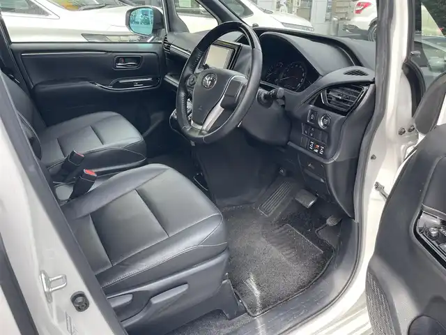 トヨタ エスクァイア Gi 埼玉県 2018(平30)年 5万km ホワイトパールクリスタルシャイン レザーシート/前席シートヒーター/純正ＳＤナビ＆フルセグＴＶ/（ＤＶＤ＆ＣＤ＆ＭＳＶ＆ＢＴ）/バックカメラ/ビルトインＥＴＣ（２．０）/ドライブレコーダー/Ｔｏｙｏｔａ　Ｓａｆｅｔｙ　Ｓｅｎｓｅ　Ｃ/・プリクラッシュセーフティシステム/・レーンディパーチャーアラート/・オートマチックハイビーム/・先行車発進告知機能/クルーズコントロール/ウッドコンビステアリング/ステアリングリモコン/アイドリングストップ/両側パワースライドドア/ＴＲＤフロントグリル/純正１５inアルミホイール/オートライト/ＬＥＤライト/フォグランプ/オート電動格納ミラー/スマートキー/プッシュスタート/Ｗ＆ニーエアバッグ/横滑り防止機能/ＡＢＳ/ドアバイザー/フロアマット/新車保証書/取扱説明書（車両＆ナビ）/スマートスペアキー有