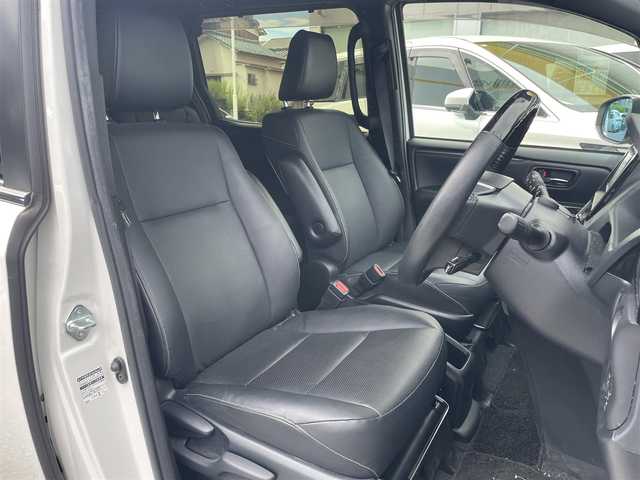 トヨタ エスクァイア Gi 埼玉県 2018(平30)年 5万km ホワイトパールクリスタルシャイン レザーシート/前席シートヒーター/純正ＳＤナビ＆フルセグＴＶ/（ＤＶＤ＆ＣＤ＆ＭＳＶ＆ＢＴ）/バックカメラ/ビルトインＥＴＣ（２．０）/ドライブレコーダー/Ｔｏｙｏｔａ　Ｓａｆｅｔｙ　Ｓｅｎｓｅ　Ｃ/・プリクラッシュセーフティシステム/・レーンディパーチャーアラート/・オートマチックハイビーム/・先行車発進告知機能/クルーズコントロール/ウッドコンビステアリング/ステアリングリモコン/アイドリングストップ/両側パワースライドドア/ＴＲＤフロントグリル/純正１５inアルミホイール/オートライト/ＬＥＤライト/フォグランプ/オート電動格納ミラー/スマートキー/プッシュスタート/Ｗ＆ニーエアバッグ/横滑り防止機能/ＡＢＳ/ドアバイザー/フロアマット/新車保証書/取扱説明書（車両＆ナビ）/スマートスペアキー有