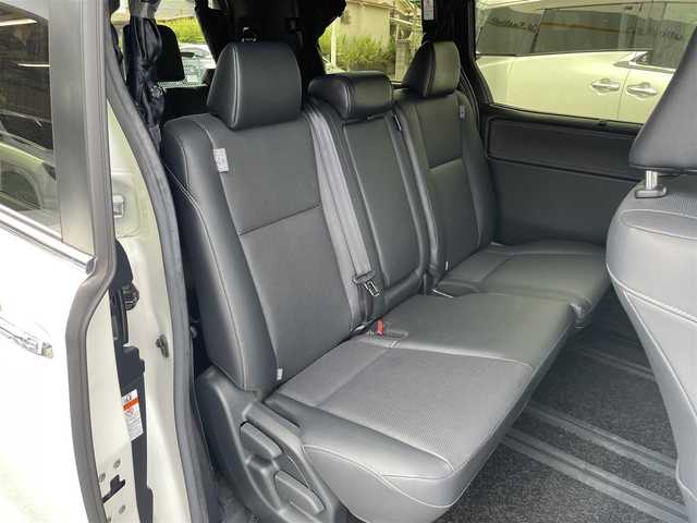 トヨタ エスクァイア Gi 埼玉県 2018(平30)年 5万km ホワイトパールクリスタルシャイン レザーシート/前席シートヒーター/純正ＳＤナビ＆フルセグＴＶ/（ＤＶＤ＆ＣＤ＆ＭＳＶ＆ＢＴ）/バックカメラ/ビルトインＥＴＣ（２．０）/ドライブレコーダー/Ｔｏｙｏｔａ　Ｓａｆｅｔｙ　Ｓｅｎｓｅ　Ｃ/・プリクラッシュセーフティシステム/・レーンディパーチャーアラート/・オートマチックハイビーム/・先行車発進告知機能/クルーズコントロール/ウッドコンビステアリング/ステアリングリモコン/アイドリングストップ/両側パワースライドドア/ＴＲＤフロントグリル/純正１５inアルミホイール/オートライト/ＬＥＤライト/フォグランプ/オート電動格納ミラー/スマートキー/プッシュスタート/Ｗ＆ニーエアバッグ/横滑り防止機能/ＡＢＳ/ドアバイザー/フロアマット/新車保証書/取扱説明書（車両＆ナビ）/スマートスペアキー有