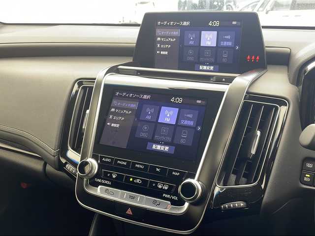 トヨタ クラウン ハイブリッド RS アドバンス 沖縄県 2019(平31)年 6.8万km シルバーM 純正メーカーオプションナビ/　（Bluetooth/フルセグTV/CD/DVD/AM/FM）/パノラミックビューモニター/ETC2.0/ドライブレコーダー/トヨタセーフティセンス/・衝突被害軽減ブレーキ (プリクラッシュセーフティ)																									/・ハンドル操作サポート (レーントレーシングアシスト)																									/・追従ドライブ支援機能 (レーダークルーズコントロール)																									/・車線はみ出しアラート (レーンディパーチャーアラート)																									/・自動ハイビーム (オートマチックハイビーム)																									/パドルシフト/ステアリングスイッチ/インテリジェントルームミラー/レザーシート/シートエアコン/シートヒーター/シートメモリ付パワーシート/ブラインドスポットモニター/ヘッドアップディスプレイ/クリアランスソナー/純正フロアマット/純正18インチアルミホイール