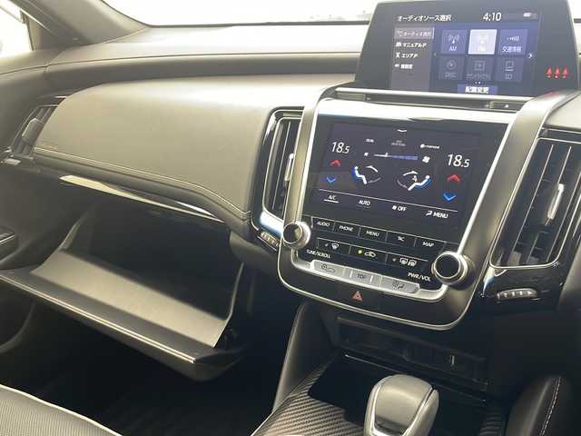 トヨタ クラウン ハイブリッド RS アドバンス 沖縄県 2019(平31)年 6.8万km シルバーM 純正メーカーオプションナビ/　（Bluetooth/フルセグTV/CD/DVD/AM/FM）/パノラミックビューモニター/ETC2.0/ドライブレコーダー/トヨタセーフティセンス/・衝突被害軽減ブレーキ (プリクラッシュセーフティ)																									/・ハンドル操作サポート (レーントレーシングアシスト)																									/・追従ドライブ支援機能 (レーダークルーズコントロール)																									/・車線はみ出しアラート (レーンディパーチャーアラート)																									/・自動ハイビーム (オートマチックハイビーム)																									/パドルシフト/ステアリングスイッチ/インテリジェントルームミラー/レザーシート/シートエアコン/シートヒーター/シートメモリ付パワーシート/ブラインドスポットモニター/ヘッドアップディスプレイ/クリアランスソナー/純正フロアマット/純正18インチアルミホイール