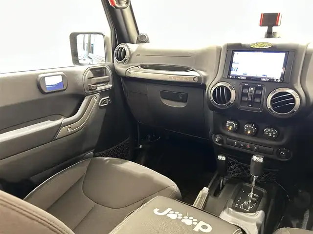 クライスラー・ジープ ジープ ラングラー アンリミテッド スポーツ 福岡県 2015(平27)年 6.5万km 黒 Ｃａｒｒｏｚｚｅｒｉａナビ（ＡＶＩＣ－ＲＺ０９）／ＴＶ　/クルーズコントロール　/ＬＥＤヘッドライト　/Ｂ／Ｓカメラ　/Ｂｌｕｅｔｏｏｔｈ　/ＣＤ／ＤＶＤ　/ドライブレコーダー　/純正１７インチＡＷ