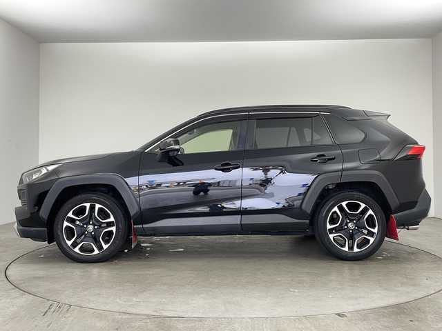トヨタ ＲＡＶ４ アドベンチャー 兵庫県 2019(令1)年 5.6万km アティチュードブラックマイカ ・社外ナビ/CD/DVD/USB/BT/TV/・バックカメラ/・ビルトインETC/・合皮シート/・パワーシート/・トヨタセーフティセンス/・プリクラッシュセーフティ/・レーンディパーチャーアラート/・レーダークルーズコントロール/・オートマチックハイビーム/・クリアランスソナー/・スマートキー/・ダウンヒルアシスト/・LEDオートライト/・AC100V電源/・ルーフレール