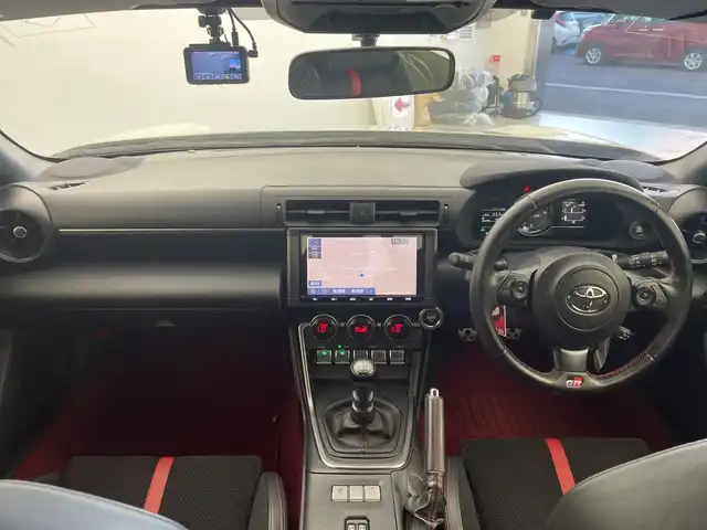 トヨタ ＧＲ８６ RZ 愛知県 2023(令5)年 2.1万km クリスタルホワイトパール 6速マニュアル/純正ナビ（NSZT-Y68T）/・CD/DVD/・Bluetooth/・フルセグ/バックカメラ/社外ドライブレコーダー/ETC/アイサイトコアテクノロジー/・プリクラッシュブレーキ/・クルーズコントロール/・車線逸脱警報/・ふらつき警報/・先行車発信お知らせ/ヒルアシストコントロール/ステアリング連動ヘッドライト/横滑り防止/シートヒーター/純正フロアマット/プッシュスタート