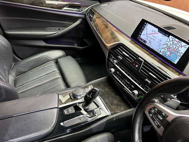 ＢＭＷ ５２３ｄ Mスポーツ 千葉県 2017(平29)年 6.7万km アルピンホワイトⅢ サンルーフ　/３６０°カメラ　/ＡＣＣ　/黒革シート　/シートヒーター　/パワーシート　/パワートランク　/アンビエントライト　/ＨＵＤ　/コンフォートアクセス　/ＬＥＤヘッドライト　/ＥＴＣ