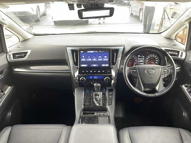 トヨタ アルファード S Cパッケージ 兵庫県 2019(令1)年 5.8万km ブラック ・Toyota Safety Sense/・プリクラッシュセーフティ/・レーントレーシングアシスト/・レーダークルーズコントロール（全車速追従機能付）/・ロードサインアシスト/・アダプティブハイビームシステム［AHS］/・ブラインドスポットモニター/・３眼LEDヘッドライト/・デジタルインナーミラー/・純正１０インチナビ/CD/DVD/SD/TV/BT/・純正リアフリップダウンモニター/・純正ドライブレコーダー/・ビルトインETC/・バックカメラ/・両側パワースライドドア/・パワーバックドア/・合成皮革シート/・シートヒーター/・エアシート/・前席パワーシート/・スマートキー/・ステアリングヒーター/・スマートキー