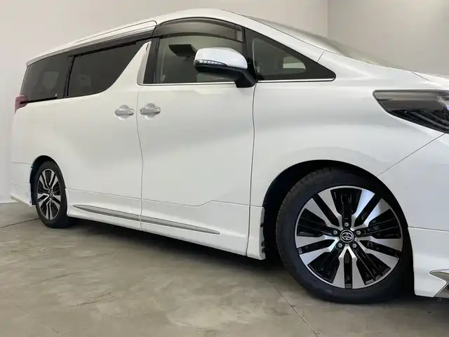 トヨタ アルファード S Cパッケージ 新潟県 2020(令2)年 2万km ホワイトパールクリスタルシャイン 禁煙車/純正メモリナビ/（BT/FM/AM/フルセグTV）/バックカメラ/ステアリングスイッチ/ステアリングヒーター/レザーシート/パワーシート/シートヒーター/エアシート/シートメモリー/オットマン/フリップダウンモニター/デジタルインナーミラー/純正三眼LEDオートヘッドライト/ツインムーンルーフ/ブラインドスポットモニター/前後ドライブレコーダー/モデリスタフルエアロ/シーケンシャルウィンカー/サンシェード/電格ミラー/ドアバイザー/ETC/取扱説明書/保証書/整備記録簿