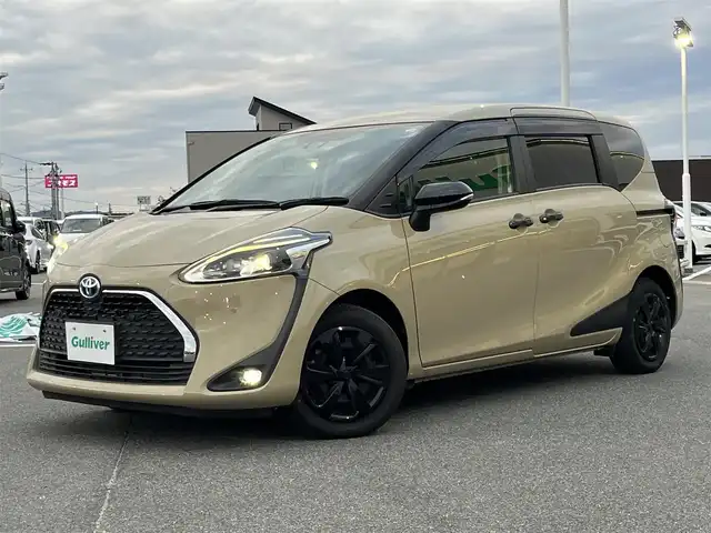 トヨタ シエンタ ハイブリッド G セーフティエディションⅡ 奈良県 2021(令3)年 2.4万km ベージュ 純正ナビ（NSZT-W68T）/（フルセグ／ＢＴ／ＣＤ／ＤＶＤ）/クルーズコントロール/バックカメラ/前後コーナーセンサー/プリクラッシュセーフティ/レーンキープアシスト/両側パワースライドドア/前席シートヒーター/ステアリングヒーター/前方ドライブレコーダー/ＥＴＣ/純正ホイールキャップ/取り扱い説明書/スペアキーX1
