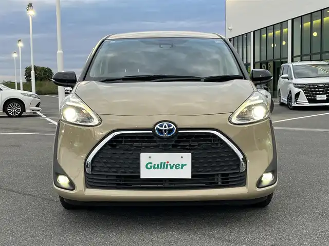 トヨタ シエンタ ハイブリッド G セーフティエディションⅡ 奈良県 2021(令3)年 2.4万km ベージュ 純正ナビ（NSZT-W68T）/（フルセグ／ＢＴ／ＣＤ／ＤＶＤ）/クルーズコントロール/バックカメラ/前後コーナーセンサー/プリクラッシュセーフティ/レーンキープアシスト/両側パワースライドドア/前席シートヒーター/ステアリングヒーター/前方ドライブレコーダー/ＥＴＣ/純正ホイールキャップ/取り扱い説明書/スペアキーX1