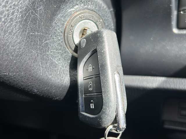 トヨタ ノア X 沖縄県 2020(令2)年 7.4万km ホワイトパールクリスタルシャイン 純正ナビ/（ＡＭ／ＦＭ／ＣＤ／ＢＴ）　/フルセグＴＶ　/バックモニター　/トヨタセーフティーセンス　/片側パワスラ　　　/クルーズコントロール　/オートライト　/ＵＳＢ入力端子　/ＥＴＣ　j/ＬＥＤヘッドライト　/純正マット/リモコンキー/前後コーナーセンサー/レーンキープアシスト