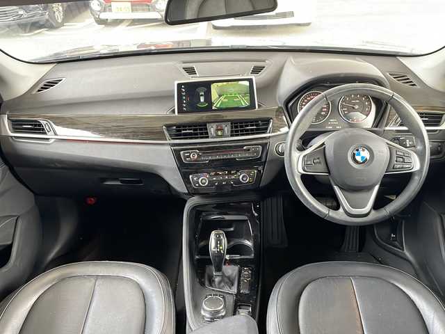 ＢＭＷ Ｘ１ 福岡県 2017(平29)年 11.2万km メディテラニアンブルー 純正ナビ/（AM/FM/CD/DVD/USB/Bluetooth）/アイドリングストップ/横滑り防止/パーキングアシスト/衝突軽減ブレーキ/歩行者衝突軽減ブレーキ/車線逸脱警告/ハンズフリー/パワーシート（運転席/助手席）/シートヒーター（運転席/助手席）/シートメモリー（運転席）/パワーバックドア/ビルドインETC/SPORTモード/ECOモード/オートワイパー/オートライト/フォグランプ/電格ミラー/純正アルミホイール/スペアキー×１/プッシュスタート/保証書/取扱説明書
