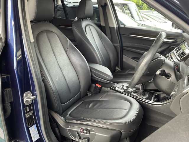 ＢＭＷ Ｘ１ 福岡県 2017(平29)年 11.2万km メディテラニアンブルー 純正ナビ/（AM/FM/CD/DVD/USB/Bluetooth）/アイドリングストップ/横滑り防止/パーキングアシスト/衝突軽減ブレーキ/歩行者衝突軽減ブレーキ/車線逸脱警告/ハンズフリー/パワーシート（運転席/助手席）/シートヒーター（運転席/助手席）/シートメモリー（運転席）/パワーバックドア/ビルドインETC/SPORTモード/ECOモード/オートワイパー/オートライト/フォグランプ/電格ミラー/純正アルミホイール/スペアキー×１/プッシュスタート/保証書/取扱説明書