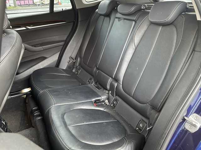 ＢＭＷ Ｘ１ 福岡県 2017(平29)年 11.2万km メディテラニアンブルー 純正ナビ/（AM/FM/CD/DVD/USB/Bluetooth）/アイドリングストップ/横滑り防止/パーキングアシスト/衝突軽減ブレーキ/歩行者衝突軽減ブレーキ/車線逸脱警告/ハンズフリー/パワーシート（運転席/助手席）/シートヒーター（運転席/助手席）/シートメモリー（運転席）/パワーバックドア/ビルドインETC/SPORTモード/ECOモード/オートワイパー/オートライト/フォグランプ/電格ミラー/純正アルミホイール/スペアキー×１/プッシュスタート/保証書/取扱説明書