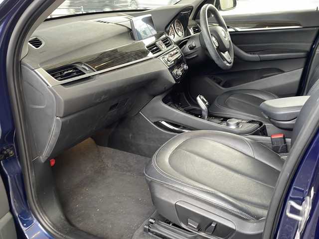 ＢＭＷ Ｘ１ 福岡県 2017(平29)年 11.2万km メディテラニアンブルー 純正ナビ/（AM/FM/CD/DVD/USB/Bluetooth）/アイドリングストップ/横滑り防止/パーキングアシスト/衝突軽減ブレーキ/歩行者衝突軽減ブレーキ/車線逸脱警告/ハンズフリー/パワーシート（運転席/助手席）/シートヒーター（運転席/助手席）/シートメモリー（運転席）/パワーバックドア/ビルドインETC/SPORTモード/ECOモード/オートワイパー/オートライト/フォグランプ/電格ミラー/純正アルミホイール/スペアキー×１/プッシュスタート/保証書/取扱説明書