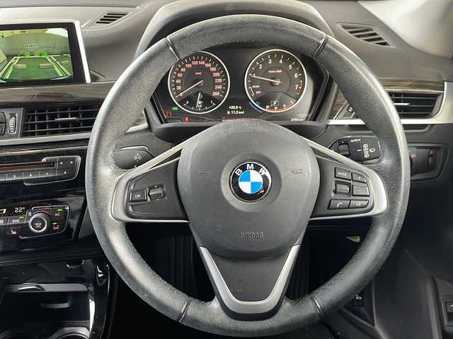 ＢＭＷ Ｘ１ 福岡県 2017(平29)年 11.2万km メディテラニアンブルー 純正ナビ/（AM/FM/CD/DVD/USB/Bluetooth）/アイドリングストップ/横滑り防止/パーキングアシスト/衝突軽減ブレーキ/歩行者衝突軽減ブレーキ/車線逸脱警告/ハンズフリー/パワーシート（運転席/助手席）/シートヒーター（運転席/助手席）/シートメモリー（運転席）/パワーバックドア/ビルドインETC/SPORTモード/ECOモード/オートワイパー/オートライト/フォグランプ/電格ミラー/純正アルミホイール/スペアキー×１/プッシュスタート/保証書/取扱説明書