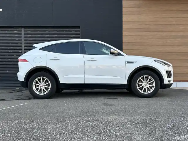 ジャガー Ｅペース 180PS 宮崎県 2019(平31)年 3.1万km 白 純正メモリナビ/・Bluetooth/・USB端子/・CarPlay/・メモリーナビ/・AM/FM/・フルセグテレビ/全方位カメラ/・サイドカメラ/・バックカメラ/パワーバックドア/純正17インチアルミホイール/LEDライト/・オートライト/アダプティブクルーズコントロール/前後コーナーセンサー/レーンキープアシスト/ダイナミックスタビリティコントロール