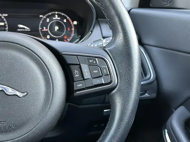 ジャガー Ｅペース 180PS 宮崎県 2019(平31)年 3.1万km 白 純正メモリナビ/・Bluetooth/・USB端子/・CarPlay/・メモリーナビ/・AM/FM/・フルセグテレビ/全方位カメラ/・サイドカメラ/・バックカメラ/パワーバックドア/純正17インチアルミホイール/LEDライト/・オートライト/アダプティブクルーズコントロール/前後コーナーセンサー/レーンキープアシスト/ダイナミックスタビリティコントロール