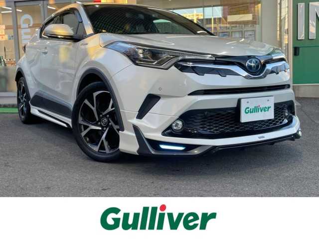 トヨタ Ｃ－ＨＲ G 高知県 2018(平30)年 6.8万km ホワイトパールクリスタルシャイン 登録時走行距離６７１０４ｋｍ/モデリスタエアロ/社外９インチメモリーナビ/　【DVD/Bluetooth/CD/SD/AM/FM】/フルセグTV/バックカメラ/ステアリングスイッチ/ハーフレザーシート/前席シートヒーター/Toyota Sefety Sense/　・プリクラッシュセーフティシステム/　・レーンディパーチャーアラート/　・オートマチックハイビーム/　・レーダークルーズコントロール/LEDヘッドライト/LEDフォグライト/オートライト/プッシュスタート/スマートキー/スペアキー/電動パーキング/ブレーキホールド/前後ドライブレコーダー/ビルトインETC/純正フロアマット/ドアバイザー/整備記録簿/取扱説明書