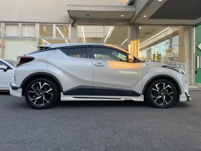 トヨタ Ｃ－ＨＲ G 高知県 2018(平30)年 6.8万km ホワイトパールクリスタルシャイン 登録時走行距離６７１０４ｋｍ/モデリスタエアロ/社外９インチメモリーナビ/　【DVD/Bluetooth/CD/SD/AM/FM】/フルセグTV/バックカメラ/ステアリングスイッチ/ハーフレザーシート/前席シートヒーター/Toyota Sefety Sense/　・プリクラッシュセーフティシステム/　・レーンディパーチャーアラート/　・オートマチックハイビーム/　・レーダークルーズコントロール/LEDヘッドライト/LEDフォグライト/オートライト/プッシュスタート/スマートキー/スペアキー/電動パーキング/ブレーキホールド/前後ドライブレコーダー/ビルトインETC/純正フロアマット/ドアバイザー/整備記録簿/取扱説明書