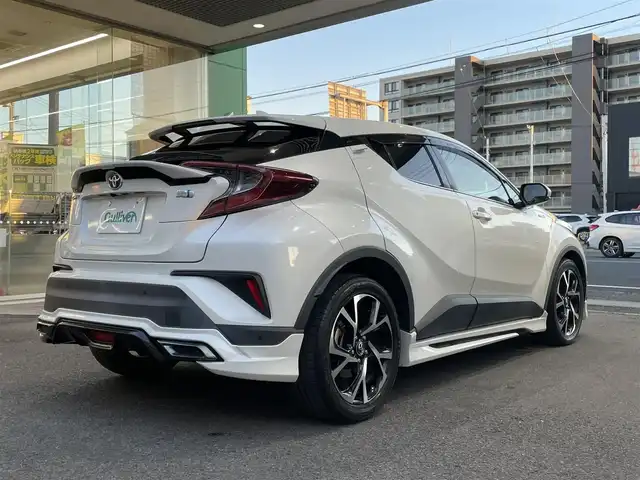 トヨタ Ｃ－ＨＲ G 高知県 2018(平30)年 6.8万km ホワイトパールクリスタルシャイン 登録時走行距離６７１０４ｋｍ/モデリスタエアロ/社外９インチメモリーナビ/　【DVD/Bluetooth/CD/SD/AM/FM】/フルセグTV/バックカメラ/ステアリングスイッチ/ハーフレザーシート/前席シートヒーター/Toyota Sefety Sense/　・プリクラッシュセーフティシステム/　・レーンディパーチャーアラート/　・オートマチックハイビーム/　・レーダークルーズコントロール/LEDヘッドライト/LEDフォグライト/オートライト/プッシュスタート/スマートキー/スペアキー/電動パーキング/ブレーキホールド/前後ドライブレコーダー/ビルトインETC/純正フロアマット/ドアバイザー/整備記録簿/取扱説明書