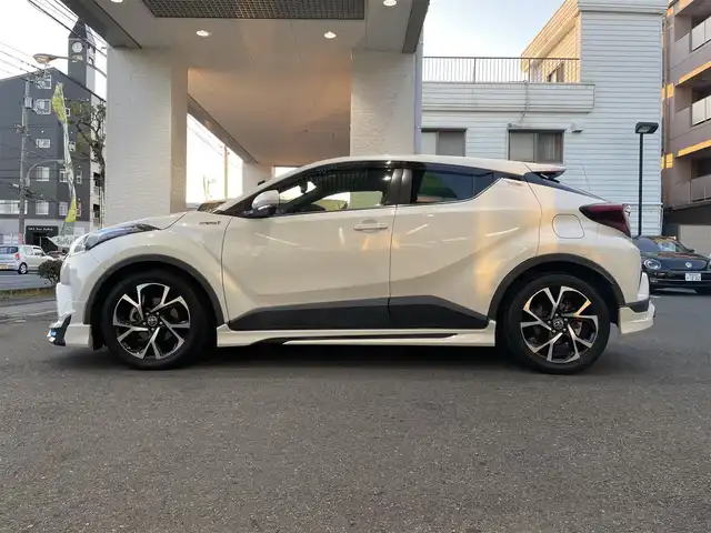 トヨタ Ｃ－ＨＲ G 高知県 2018(平30)年 6.8万km ホワイトパールクリスタルシャイン 登録時走行距離６７１０４ｋｍ/モデリスタエアロ/社外９インチメモリーナビ/　【DVD/Bluetooth/CD/SD/AM/FM】/フルセグTV/バックカメラ/ステアリングスイッチ/ハーフレザーシート/前席シートヒーター/Toyota Sefety Sense/　・プリクラッシュセーフティシステム/　・レーンディパーチャーアラート/　・オートマチックハイビーム/　・レーダークルーズコントロール/LEDヘッドライト/LEDフォグライト/オートライト/プッシュスタート/スマートキー/スペアキー/電動パーキング/ブレーキホールド/前後ドライブレコーダー/ビルトインETC/純正フロアマット/ドアバイザー/整備記録簿/取扱説明書