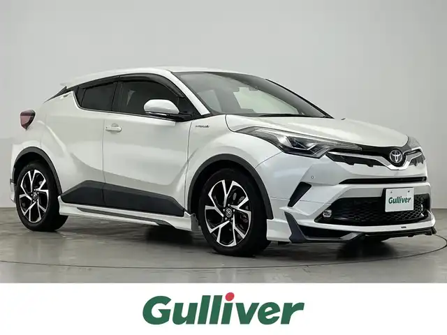 トヨタ Ｃ－ＨＲ G 滋賀県 2018(平30)年 6.8万km ホワイトパールクリスタルシャイン 登録時走行距離６７１０４ｋｍ/モデリスタエアロ/社外９インチメモリーナビ/　(DVD/Bluetooth/CD/SD/AM/FM)/フルセグTV/バックカメラ/ステアリングスイッチ/ハーフレザーシート/前席シートヒーター/Toyota Sefety Sense/　・プリクラッシュセーフティシステム/　・レーンディパーチャーアラート/　・オートマチックハイビーム/　・レーダークルーズコントロール/LEDヘッドライト/LEDフォグライト/オートライト/プッシュスタート/スマートキー/スペアキー/電動パーキング/ブレーキホールド/前後ドライブレコーダー/ビルトインETC/純正フロアマット/ドアバイザー/整備記録簿/取扱説明書