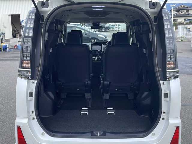 トヨタ ヴォクシー ZS 煌 福岡県 2016(平28)年 6.9万km ホワイトパールクリスタルシャイン モデリスタ　/フリップダウンモニター　/純正９インチナビ　/衝突軽減装置　/両側電動スライドドア　/フルセグ　/ＥＴＣ　/バックカメラ　/Ｂｌｕｅｔｏｏｔｈ接続　/ＬＥＤヘッドライト　/クリアランスソナー　/オートエアコン/レザー調シートカバー