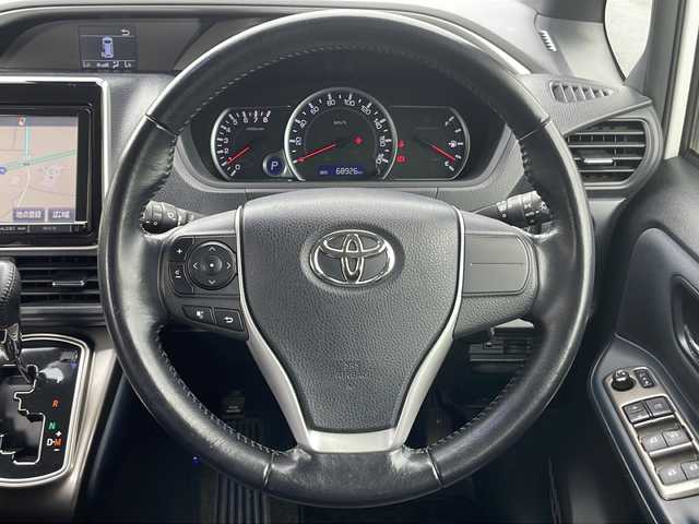 トヨタ ヴォクシー ZS 煌 福岡県 2016(平28)年 6.9万km ホワイトパールクリスタルシャイン モデリスタ　/フリップダウンモニター　/純正９インチナビ　/衝突軽減装置　/両側電動スライドドア　/フルセグ　/ＥＴＣ　/バックカメラ　/Ｂｌｕｅｔｏｏｔｈ接続　/ＬＥＤヘッドライト　/クリアランスソナー　/オートエアコン/レザー調シートカバー