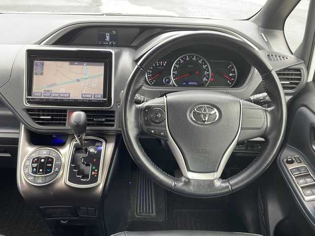 トヨタ ヴォクシー ZS 煌 福岡県 2016(平28)年 6.9万km ホワイトパールクリスタルシャイン モデリスタ　/フリップダウンモニター　/純正９インチナビ　/衝突軽減装置　/両側電動スライドドア　/フルセグ　/ＥＴＣ　/バックカメラ　/Ｂｌｕｅｔｏｏｔｈ接続　/ＬＥＤヘッドライト　/クリアランスソナー　/オートエアコン/レザー調シートカバー