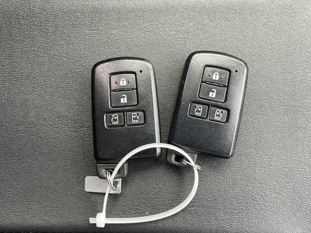 トヨタ ヴォクシー ZS 煌 福岡県 2016(平28)年 6.9万km ホワイトパールクリスタルシャイン モデリスタ　/フリップダウンモニター　/純正９インチナビ　/衝突軽減装置　/両側電動スライドドア　/フルセグ　/ＥＴＣ　/バックカメラ　/Ｂｌｕｅｔｏｏｔｈ接続　/ＬＥＤヘッドライト　/クリアランスソナー　/オートエアコン/レザー調シートカバー