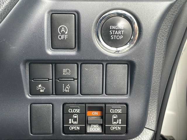 トヨタ ヴォクシー ZS 煌 福岡県 2016(平28)年 6.9万km ホワイトパールクリスタルシャイン モデリスタ　/フリップダウンモニター　/純正９インチナビ　/衝突軽減装置　/両側電動スライドドア　/フルセグ　/ＥＴＣ　/バックカメラ　/Ｂｌｕｅｔｏｏｔｈ接続　/ＬＥＤヘッドライト　/クリアランスソナー　/オートエアコン/レザー調シートカバー