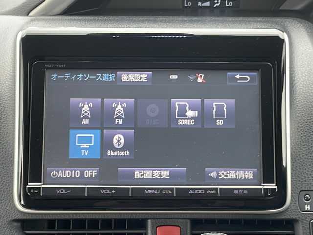 トヨタ ヴォクシー ZS 煌 福岡県 2016(平28)年 6.9万km ホワイトパールクリスタルシャイン モデリスタ　/フリップダウンモニター　/純正９インチナビ　/衝突軽減装置　/両側電動スライドドア　/フルセグ　/ＥＴＣ　/バックカメラ　/Ｂｌｕｅｔｏｏｔｈ接続　/ＬＥＤヘッドライト　/クリアランスソナー　/オートエアコン/レザー調シートカバー