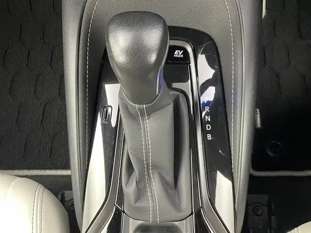 トヨタ カローラツーリング ハイブリッド ダブルバイビー 大分県 2020(令2)年 2.8万km ブラックマイカ 純正ディスプレイオーディオ/（BT/USB/MiraCast)/バックカメラ/トヨタセーフティセンス/・プリクラッシュセーフティ/・クリアランスソナー/・ブラインドスポットモニター/・レーダークルーズコントロール/ステアリングヒーター/ハーフレザーシート/オートマチックハイビーム/前席シートヒーター/ビルトインETC/オートリトラミラー/オートブレーキホールド/電動パーキングブレーキ/純正アルミホイール